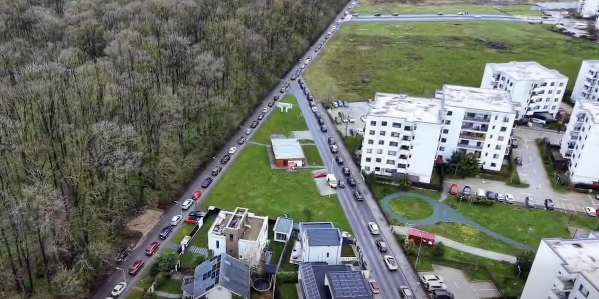 Tensiuni în Pădurea Băneasa: Camerele de recunoaștere a numerelor de înmatriculare, furate într-o noapte, blochează accesul comunității Greenfield Un nou episod de tensiune și controverse a zguduit comunitatea Greenfield, din Sectorul 1 al Capitalei, după ce camerele de recunoaștere a numerelor de înmatriculare, instalate pentru monitorizarea traficului pe drumul forestier care leagă cartierul de fondul forestier, au fost vandalizate