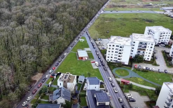 Tensiuni în Pădurea Băneasa: Camerele de recunoaștere a numerelor de înmatriculare, furate într-o noapte, blochează accesul comunității Greenfield Un nou episod de tensiune și controverse a zguduit comunitatea Greenfield, din Sectorul 1 al Capitalei, după ce camerele de recunoaștere a numerelor de înmatriculare, instalate pentru monitorizarea traficului pe drumul forestier care leagă cartierul de fondul forestier, au fost vandalizate