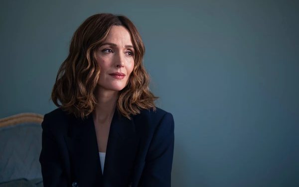 Actrița Rose Byrne, cunoscută pentru rolurile sale în filme precum „Bridesmaids” și seria „Damages”, a oferit recent o privire sinceră asupra unei situații tipice în viața fiecărui părinte, chiar dacă mediul părea, până acum, unul foarte diferit: un interviu la o cafenea din Brooklyn, unde a discutat despre stresul parental și momentele de criză care pot apărea chiar și în cele mai aparent simple situații