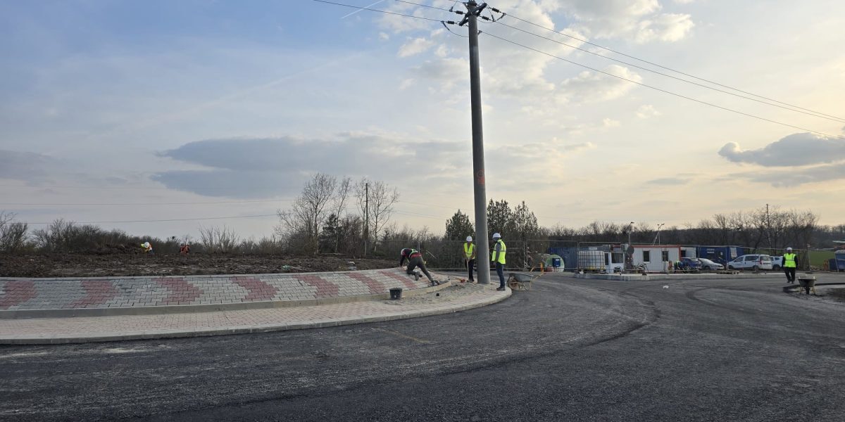Primul strat de asfalt a fost turnat pe primul tronson al celei de-a doua etape a Centurii Brănești, un proiect de infrastructură majore care promite să decongestioneze traficul în zona de est a Capitalei