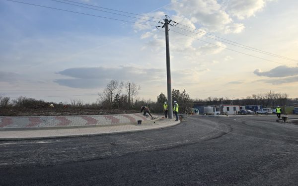 Primul strat de asfalt a fost turnat pe primul tronson al celei de-a doua etape a Centurii Brănești, un proiect de infrastructură majore care promite să decongestioneze traficul în zona de est a Capitalei