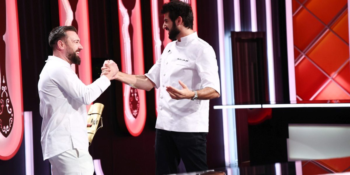 Premieră în sezonul 17 al emisiunii culinare televizate, unde, ieri seară, cel dintâi cuțit de aur a fost înmânat de Chef Richard Abou Zaki unui tânăr talent român, Alexandru Dodoaia