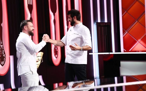 Premieră în sezonul 17 al emisiunii culinare televizate, unde, ieri seară, cel dintâi cuțit de aur a fost înmânat de Chef Richard Abou Zaki unui tânăr talent român, Alexandru Dodoaia