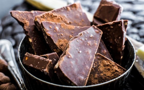 Ciocolata de casă, deliciul copilăriei, devine tot mai ușor de preparat, chiar și pentru cei care vor să evite laptele praf și gătitul pe aragaz