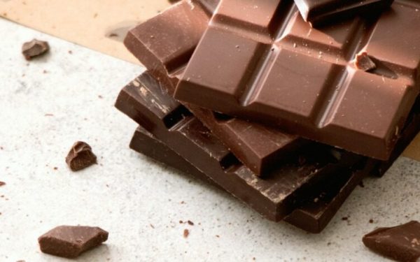 Prețurile ciocolatei au înregistrat o creștere de 18% în întreaga Uniune Europeană în anul 2025, depășind semnificativ alte categorii de produse alimentare, și reflectă un impact tot mai vizibil al crizei globale privind materia primă