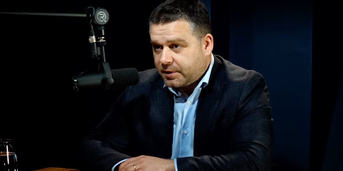 Primarul Capitalei, Ciprian Ciucu, își lansează propriul podcast pentru a vorbi deschis despre provocările și proiectele din Capitală Primarul Municipiului București, Ciprian Ciucu, a anunțat recent că va începe o serie de episoade de podcast menite să ofere bucureștenilor o perspectivă mai clară asupra problemelor cu care se confruntă orașul și planurilor edilitare