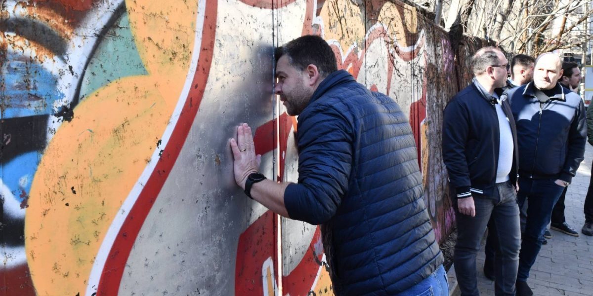 Primăria Capitalei intensifică acțiunile pentru reformarea urbană a Bucureștiului: început de ancu o serie de lucrări pentru păstrarea spațiilor pietonale și un teren abandonat redescoperit Bucureștiul dă semne vizibile de schimbare, într-un efort coordonat de-a revitaliza și de a respecta drepturile pietonilor, precum și de a reda valorile zonei urbane