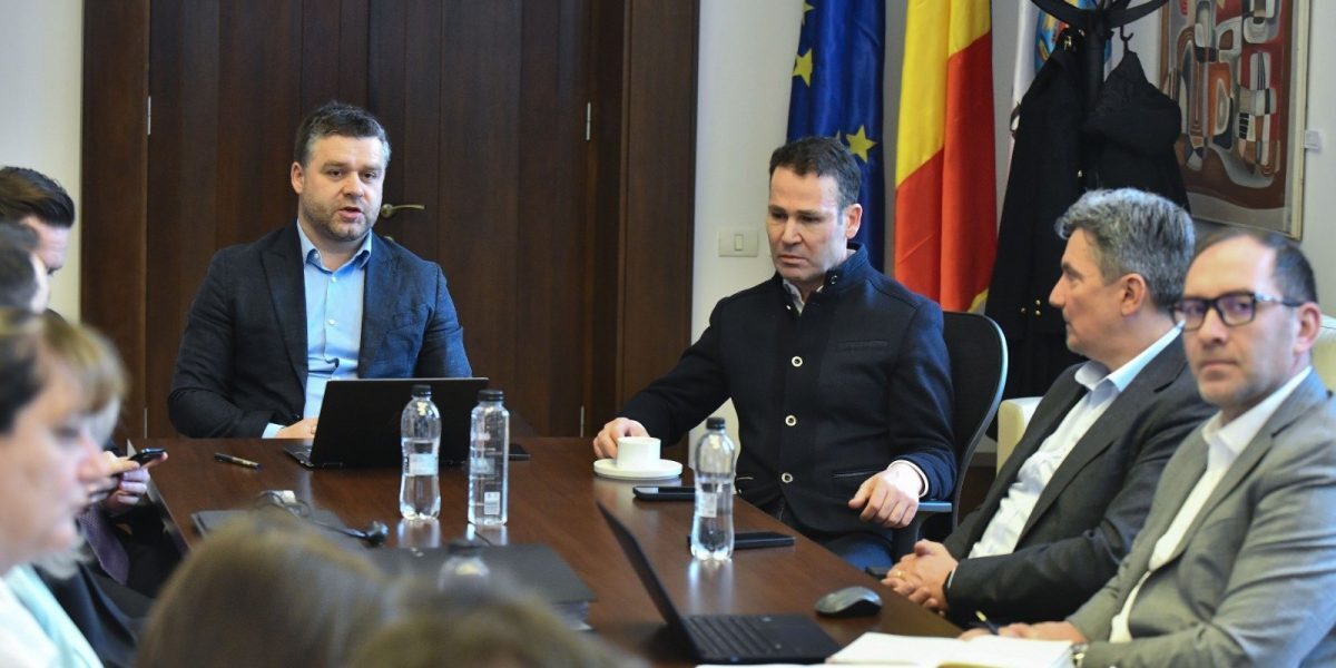 Orașul în continuă dezvoltare, Bucureștiul avansează pe frontul infrastructurii urbane, fie că e vorba de modernizarea rețelei de tramvai sau de crearea de noi pasaje subterane și supraterane