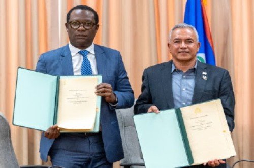 Belize și Guyana au semnat oficial un acord de cooperare în domeniul conservării pădurilor tropicale Într-o mișcare semnificativă pentru protejarea mediului în regiunea Caraibelor, Belize și Guyana au semnat un Memorandum de Înțelegere (MoU) menit să întărească colaborarea lor în domeniul conservării, managementului durabil și protejării pădurilor tropicale