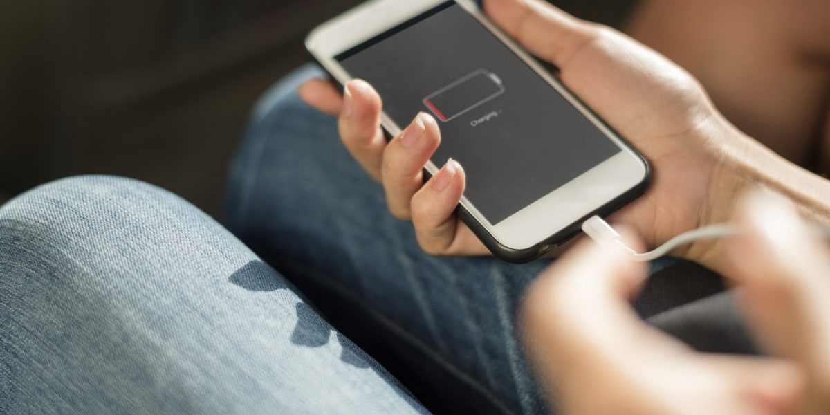Încărcarea telefonului devine, din ce în ce mai des, o provocare pentru utilizatorii preocupați de siguranța și durata de viață a dispozitivelor lor mobile