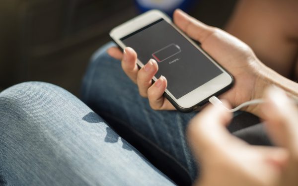 Încărcarea telefonului devine, din ce în ce mai des, o provocare pentru utilizatorii preocupați de siguranța și durata de viață a dispozitivelor lor mobile