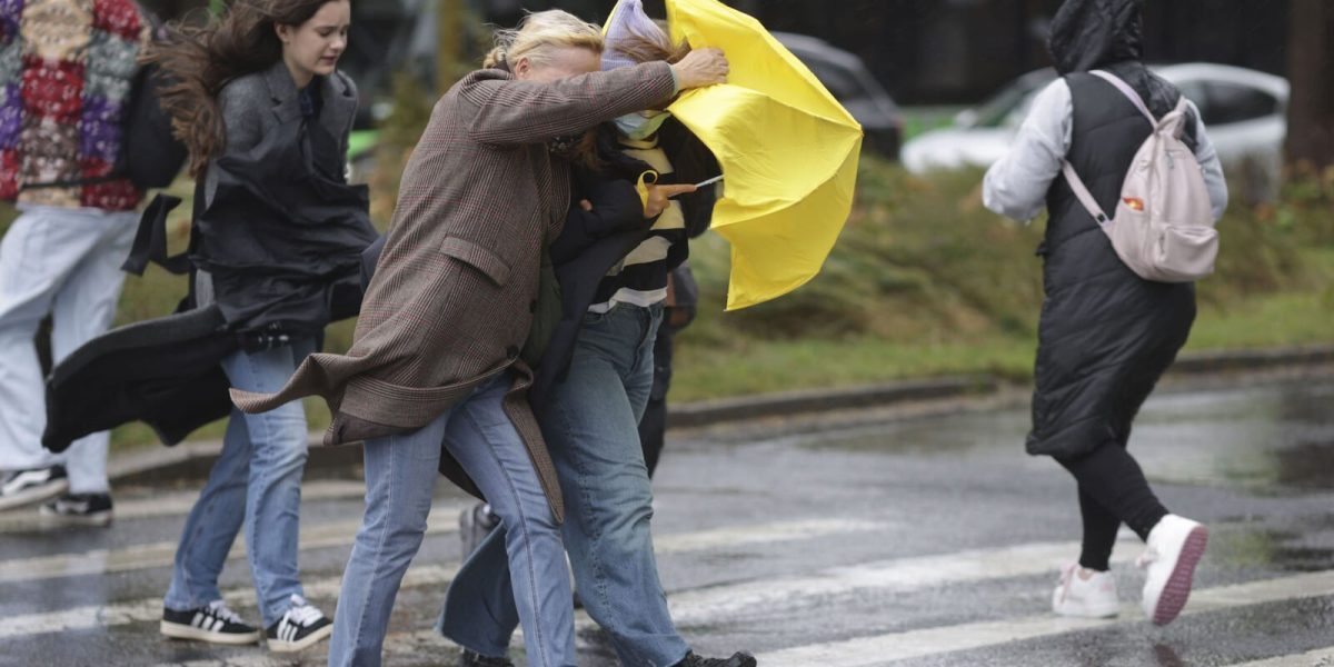 Vântul puternic care a început să se lase peste țară a atras atenția autorităților și a meteorologilor, semnalând o posibilă perturbare a rytmului cotidian
