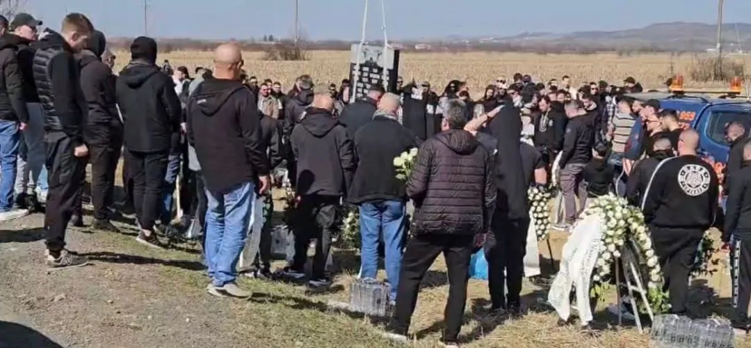 Peste două autocare pline cu suporteri greci, veniți să-și aducă omagiile în memoria victimelor accidentului tragic de la Timișoara, au ajuns sâmbătă în orașul de pe Bega