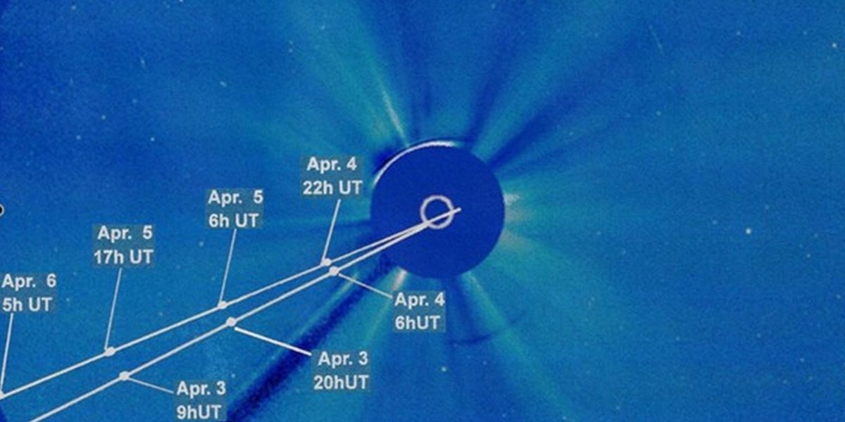 O cometă recent descoperită promite să ofere un spectacol impresionant pe cerul nocturn în următoarele săptămâni, dacă va reuși să supraviețuiască trecerii extrem de apropiate de Soare