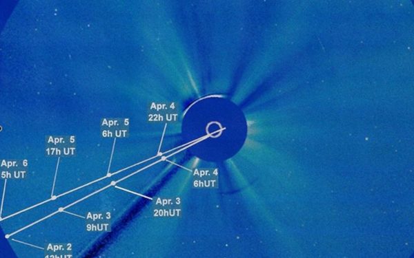 O cometă recent descoperită promite să ofere un spectacol impresionant pe cerul nocturn în următoarele săptămâni, dacă va reuși să supraviețuiască trecerii extrem de apropiate de Soare