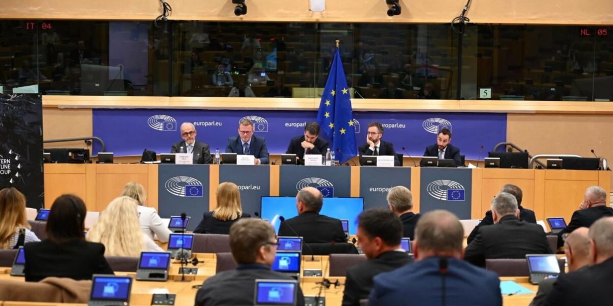 UE lansează o strategie de sprijin pentru regiunile de la frontieră estică, cu un buget de 28 de miliarde de euro Uniunea Europeană pregătește o serie de măsuri concrete pentru a consolida postura de securitate a regiunilor aflate la frontierele estice, în contextul conflictului din Ucraina și a tensiunilor geopolitice care afectează întreaga zonă