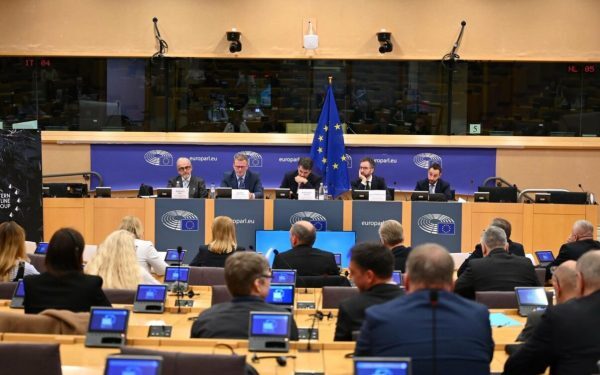 UE lansează o strategie de sprijin pentru regiunile de la frontieră estică, cu un buget de 28 de miliarde de euro Uniunea Europeană pregătește o serie de măsuri concrete pentru a consolida postura de securitate a regiunilor aflate la frontierele estice, în contextul conflictului din Ucraina și a tensiunilor geopolitice care afectează întreaga zonă