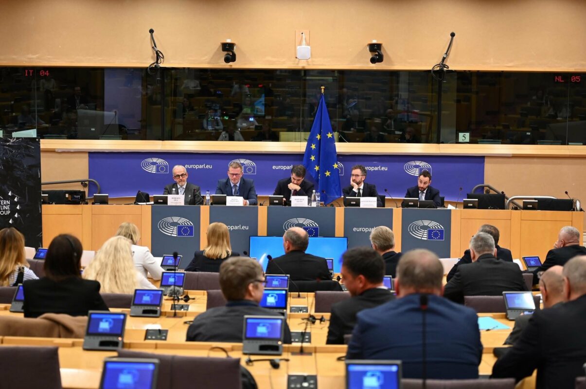 UE lansează o strategie de sprijin pentru regiunile de la frontieră estică, cu un buget de 28 de miliarde de euro Uniunea Europeană pregătește o serie de măsuri concrete pentru a consolida postura de securitate a regiunilor aflate la frontierele estice, în contextul conflictului din Ucraina și a tensiunilor geopolitice care afectează întreaga zonă