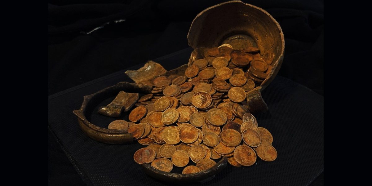 Valori ascunse din timpul Revoluției Rusești, scoase la lumină după peste un secol Descoperire excepțională: o colecție de monede din perioada Revoluției Ruse, vechi de peste un secol, a fost descoperită recent sub podeaua unei case vechi dintr-un sat pitoresc din România
