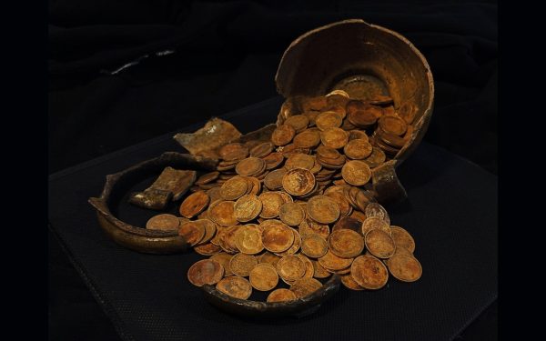 Valori ascunse din timpul Revoluției Rusești, scoase la lumină după peste un secol Descoperire excepțională: o colecție de monede din perioada Revoluției Ruse, vechi de peste un secol, a fost descoperită recent sub podeaua unei case vechi dintr-un sat pitoresc din România