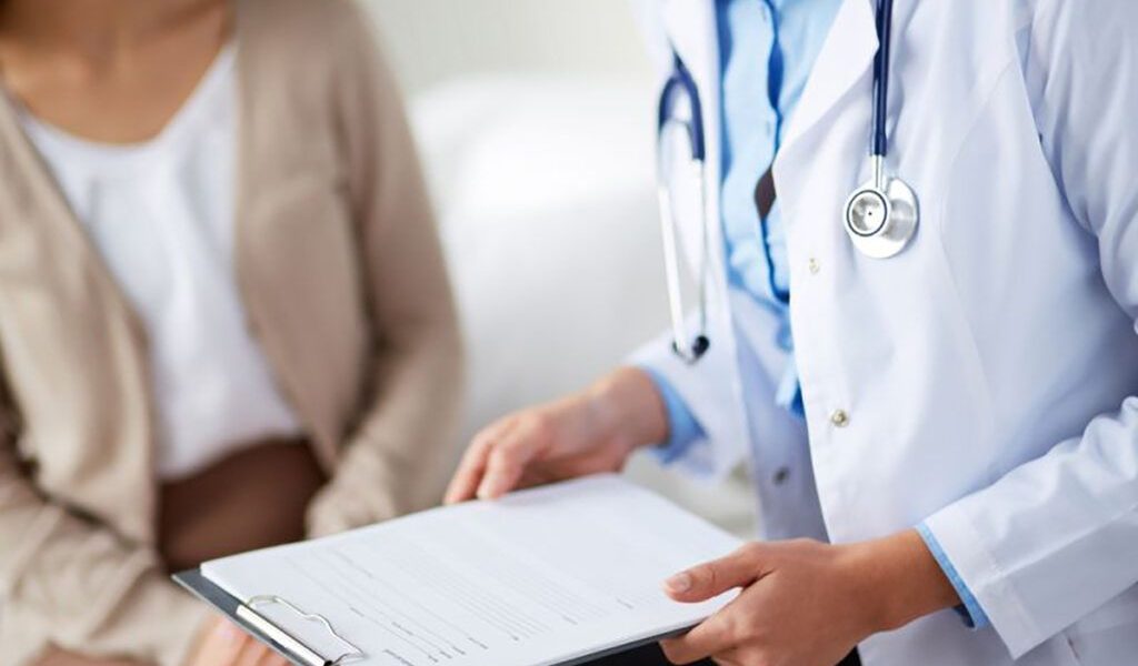 Mulți pacienți din România descoperă cu uimire că o scrisoare medicală de la un medic specialist privat, deși reprezintă o recomandare clară în ceea ce privește tratamentul sau medicația necesară, nu garantează automat dreptul la compensare din partea Casei Naționale de Asigurări de Sănătate (CNAS)