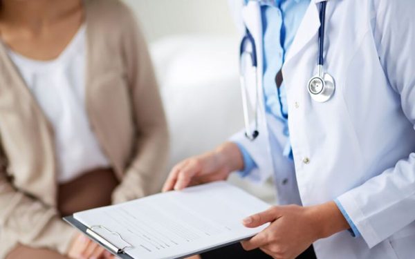 Mulți pacienți din România descoperă cu uimire că o scrisoare medicală de la un medic specialist privat, deși reprezintă o recomandare clară în ceea ce privește tratamentul sau medicația necesară, nu garantează automat dreptul la compensare din partea Casei Naționale de Asigurări de Sănătate (CNAS)