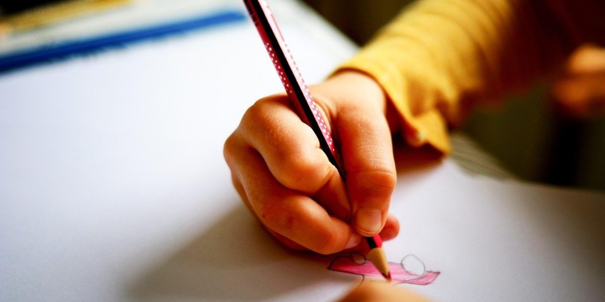 Potrivit unui studiu recent, aproape jumătate dintre elevii din București și Ilfov se confruntă cu probleme de postură cauzate de modul în care utilizează telefonul mobil și de condițiile în care își petrec timpul în timpul orelor și acasă