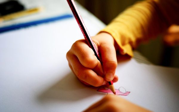 Potrivit unui studiu recent, aproape jumătate dintre elevii din București și Ilfov se confruntă cu probleme de postură cauzate de modul în care utilizează telefonul mobil și de condițiile în care își petrec timpul în timpul orelor și acasă