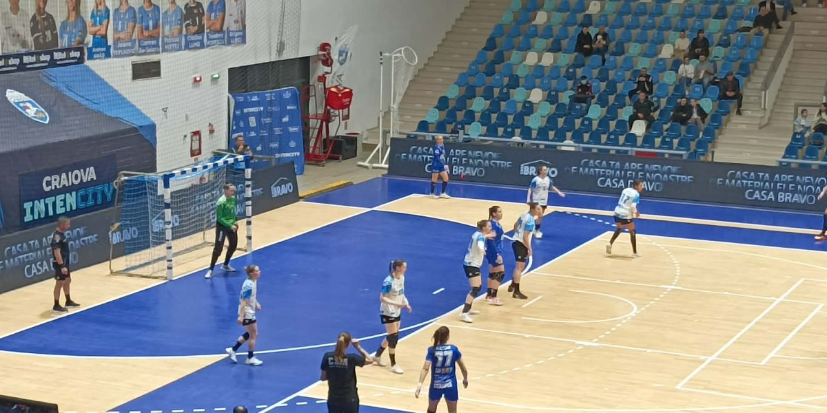 Spectacol în Sala Polivalentă din Bănie: Craiova ține în priză campionii de la CSM București, în timp ce lupta pentru titlu se intensifică Un meci incendiar de handbal s-a jucat sâmbătă seară în Sala Polivalentă din Craiova, unde echipa locală SCMU Craiova a reușit să pună probleme serioase campioanei en-titre, CSM București, într-o partidă plină de dramatism și suspans