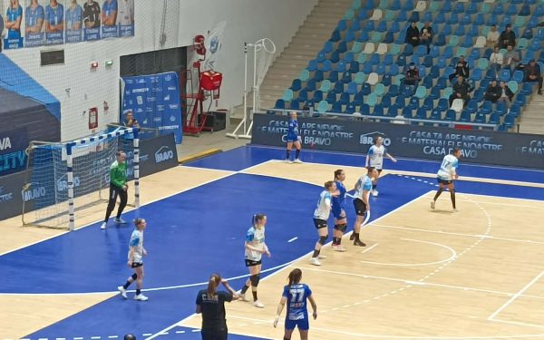 Spectacol în Sala Polivalentă din Bănie: Craiova ține în priză campionii de la CSM București, în timp ce lupta pentru titlu se intensifică Un meci incendiar de handbal s-a jucat sâmbătă seară în Sala Polivalentă din Craiova, unde echipa locală SCMU Craiova a reușit să pună probleme serioase campioanei en-titre, CSM București, într-o partidă plină de dramatism și suspans