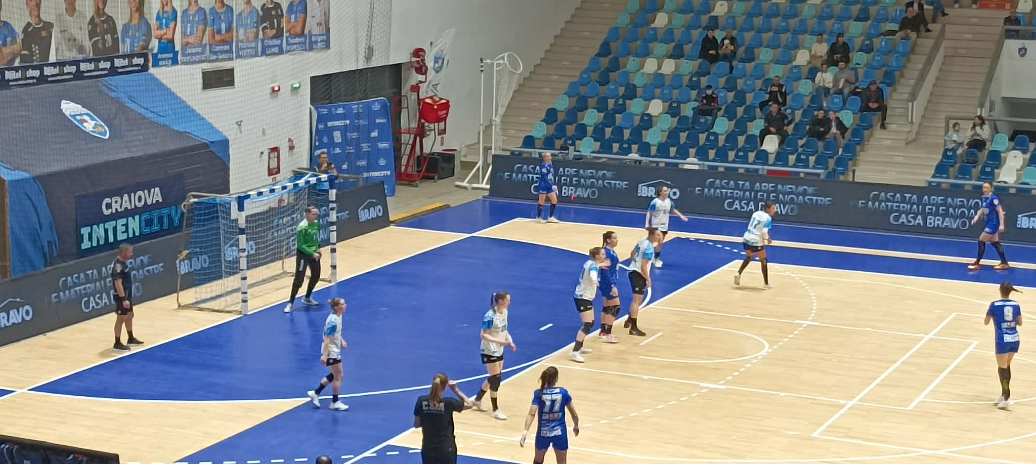 Spectacol în Sala Polivalentă din Bănie: Craiova ține în priză campionii de la CSM București, în timp ce lupta pentru titlu se intensifică Un meci incendiar de handbal s-a jucat sâmbătă seară în Sala Polivalentă din Craiova, unde echipa locală SCMU Craiova a reușit să pună probleme serioase campioanei en-titre, CSM București, într-o partidă plină de dramatism și suspans