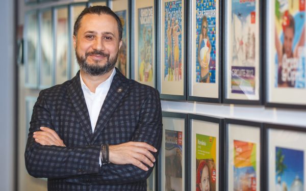 Românii repatriați din Emiratele Arabe Unite ajung acasă după o misiune specială După zile pline de incertitudine și griji, un grup de 369 de români a beneficiat în această seară de eforturile concertate ale autorităților pentru repatriere