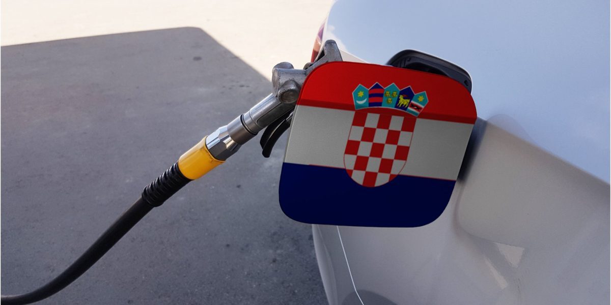 Croația plafonează prețurile la carburanți pentru a contracara creșterea explozivă a prețurilor mondiale ale petrolului Guvernul croat a decis să impună un plafon temporar prețurilor la benzină și motorină, ca răspuns la recentele fluctuații ale pieței internaționale, unde prețurile petrolului au atins noi maxime
