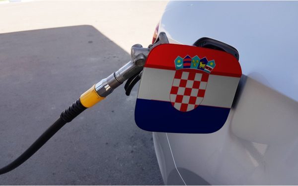 Croația plafonează prețurile la carburanți pentru a contracara creșterea explozivă a prețurilor mondiale ale petrolului Guvernul croat a decis să impună un plafon temporar prețurilor la benzină și motorină, ca răspuns la recentele fluctuații ale pieței internaționale, unde prețurile petrolului au atins noi maxime