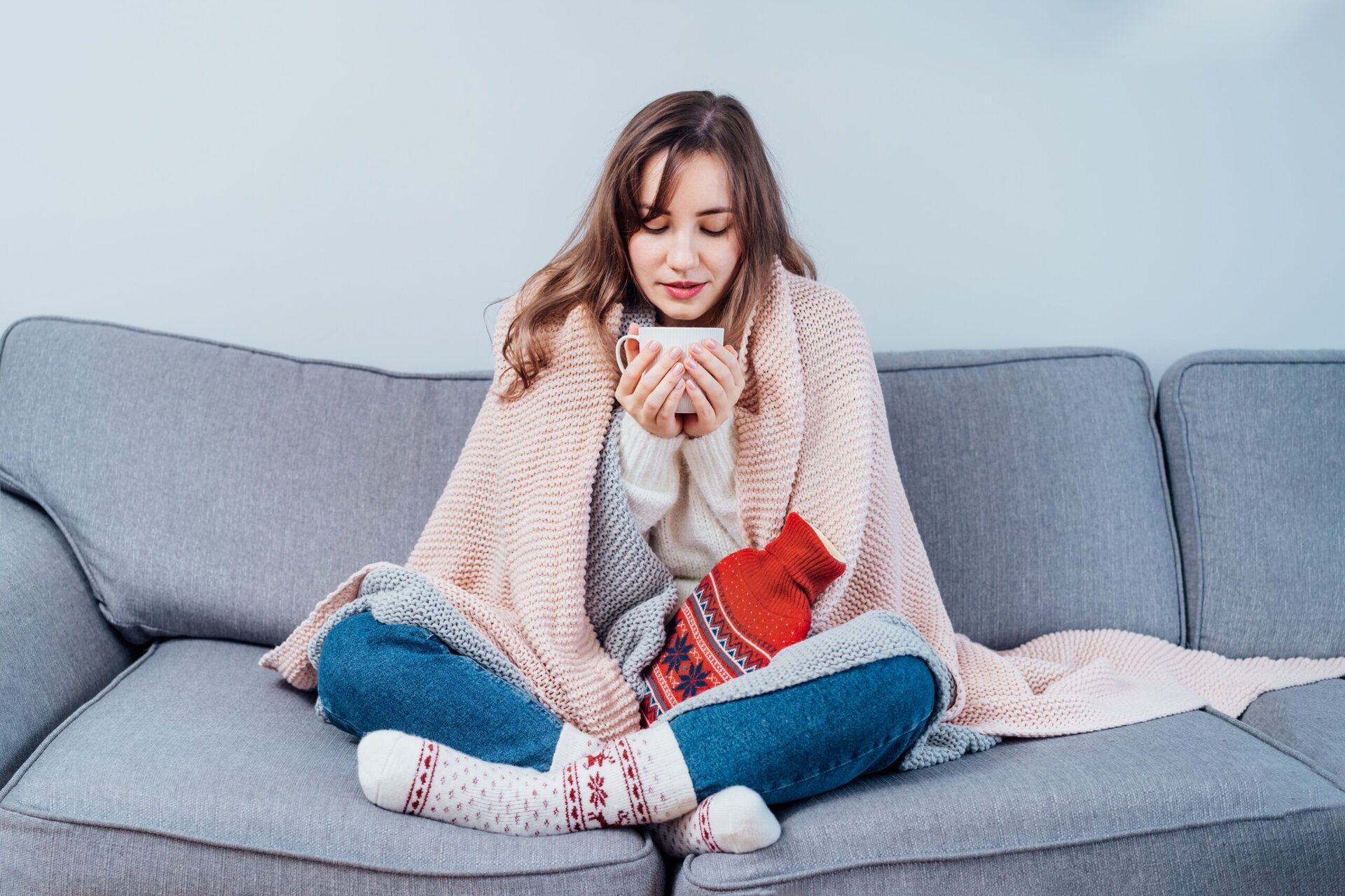 Cât de sigură este totuși informația pe care o primim despre cum să ne menținem căldura în timpul temperaturilor extrem de scăzute? În condițiile în care frigulDevine din ce în ce mai sever, oamenii se bazează adesea pe sfaturi populare și uneori contradictorii, fără să cunoască cu adevărat știința din spatele acestora