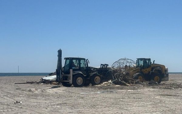 Plajele de pe litoralul românesc, sub observație intensificată din cauza riscurilor create de instalații ilegale Autoritățile din Constanța au declanșat o serie de controale riguroase pe litoral, după ce, la începutul acestei săptămâni, un rezervor de gaz de aproximativ 2.600 de litri a fost descoperit îngropat în nisip pe plaja din Năvodari