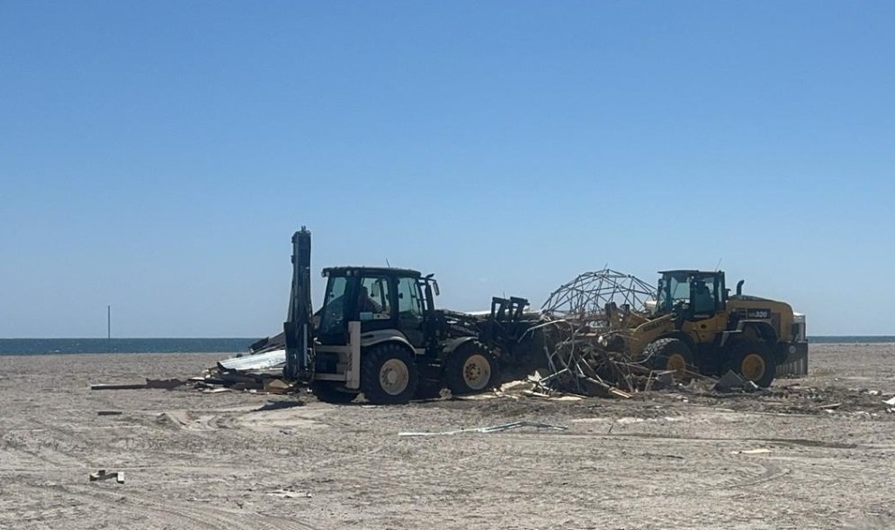 Plajele de pe litoralul românesc, sub observație intensificată din cauza riscurilor create de instalații ilegale Autoritățile din Constanța au declanșat o serie de controale riguroase pe litoral, după ce, la începutul acestei săptămâni, un rezervor de gaz de aproximativ 2.600 de litri a fost descoperit îngropat în nisip pe plaja din Năvodari