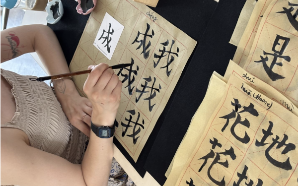 După o lungă perioadă de anticipation și așteptări pentru sosirea primăverii, Bucureștiul și-a făcut în sfârșit apariția cu evenimente culturale în aer liber și expoziții menite să reîmprospăteze scena artistică locală