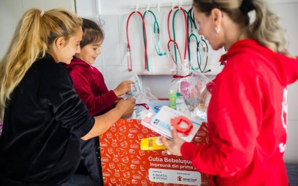 Organizația Salvați Copiii România, în parteneriat cu Fundația OMV Petrom, lansează cea de-a treia ediție a programului „Cutia Bebelușului”, o inițiativă de impact menită să reducă mortalitatea infantilă și să sprijine mamele vulnerabile încă din timpul sarcinii