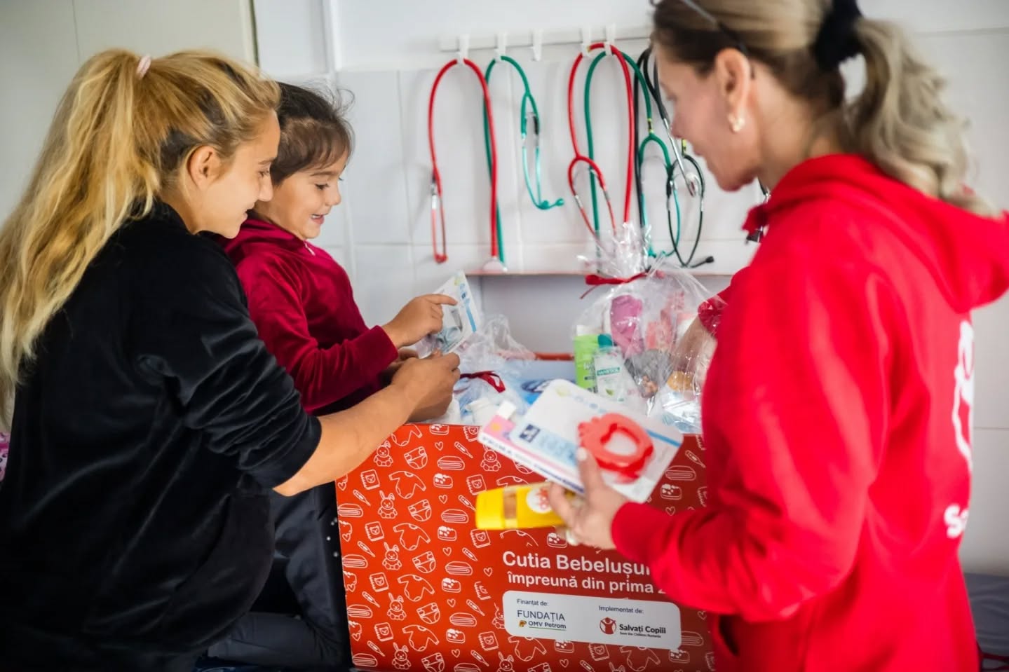 Organizația Salvați Copiii România, în parteneriat cu Fundația OMV Petrom, lansează cea de-a treia ediție a programului „Cutia Bebelușului”, o inițiativă de impact menită să reducă mortalitatea infantilă și să sprijine mamele vulnerabile încă din timpul sarcinii