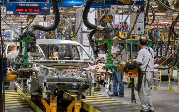 Producția de autoturisme a României a înregistrat un recul semnificativ în primele două luni ale anului 2026, marcând cea mai dificilă perioadă pentru sectorul auto autohton din ultimii ani