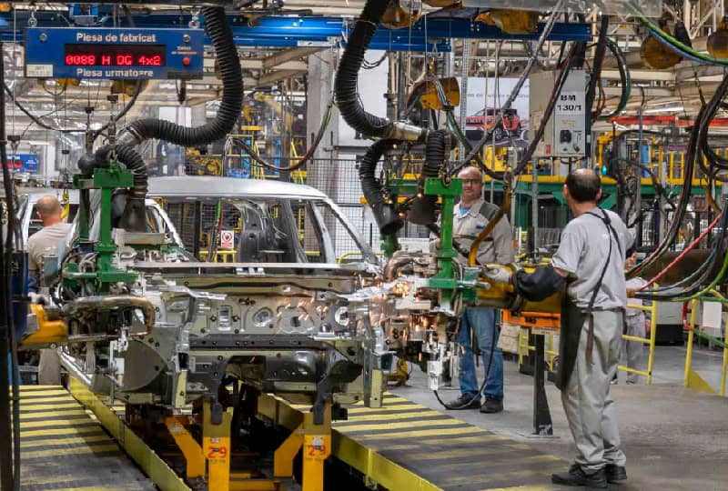 Producția de autoturisme a României a înregistrat un recul semnificativ în primele două luni ale anului 2026, marcând cea mai dificilă perioadă pentru sectorul auto autohton din ultimii ani