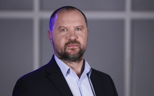 A venit momentul adevărului pentru liderii AUR, care până acum și-au construit mesajul și imaginea în jurul unor discursuri vehemente pro-românești și, aparent, pro-americane, dar fără a face pași concreți care să confirme această poziție