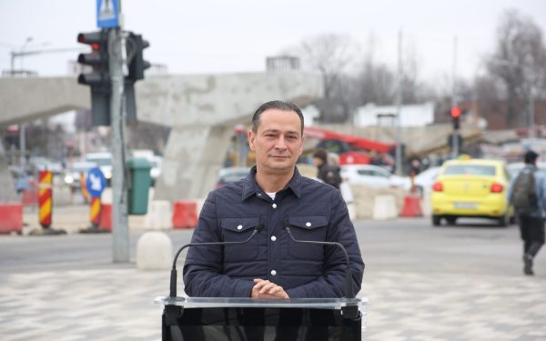 Primăria Sectorului 4 a dat startul lucrărilor pentru montarea tablierului metalic al pasajului de la Apărătorii Patriei, într-un eveniment marcat de optimism și promisiuni de decongestionare a traficului în zona de sud a capitalei