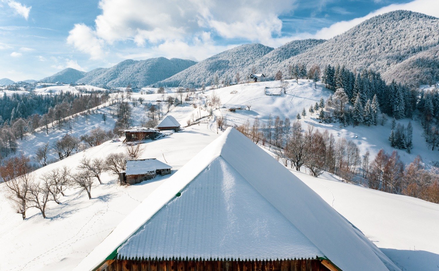 România se afirmă ca o destinație de iarnă de neuitat, oferind o diversitate spectaculoasă de peisaje și experiențe, de la munți impunători și sate tradiționale, până la zone pitorești mai puțin explorate și regiuni naturale încă necontaminate
