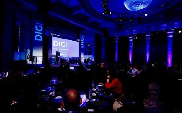 Digi Communications (DIGI) își păstrează poziția de lider în strategia de expansiune internațională, respingând orice ofertă de cumpărare din partea gigantului spaniol Telefonica, și își continuă planurile de listare la bursă în Spania