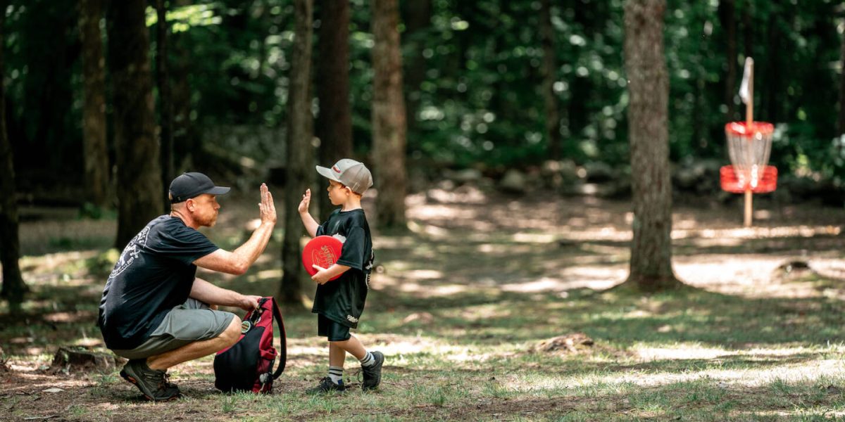 Disc golf, sportul în plină ascensiune în România, aduce beneficii sociale și economice cu investiții minime Disc golf, un sport inventat în Statele Unite acum peste 60 de ani, câștigă tot mai mult teren în Europa și, recent, și în România