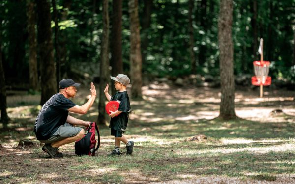 Disc golf, sportul în plină ascensiune în România, aduce beneficii sociale și economice cu investiții minime Disc golf, un sport inventat în Statele Unite acum peste 60 de ani, câștigă tot mai mult teren în Europa și, recent, și în România