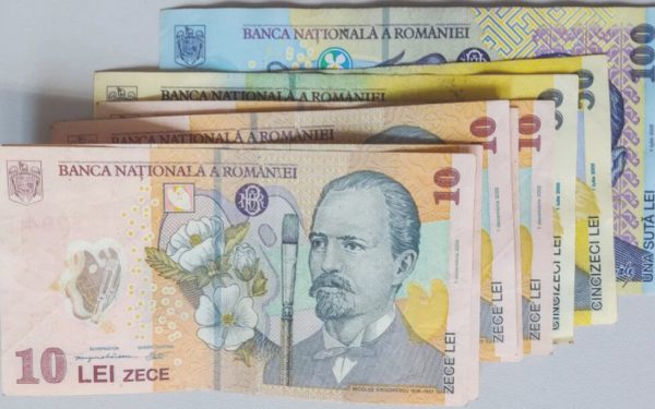 România resimte de câteva zile o volatilitate accentuată pe piețele financiare internaționale, o situație care a generat ieșiri masive de capital din obligațiunile de stat ale țării
