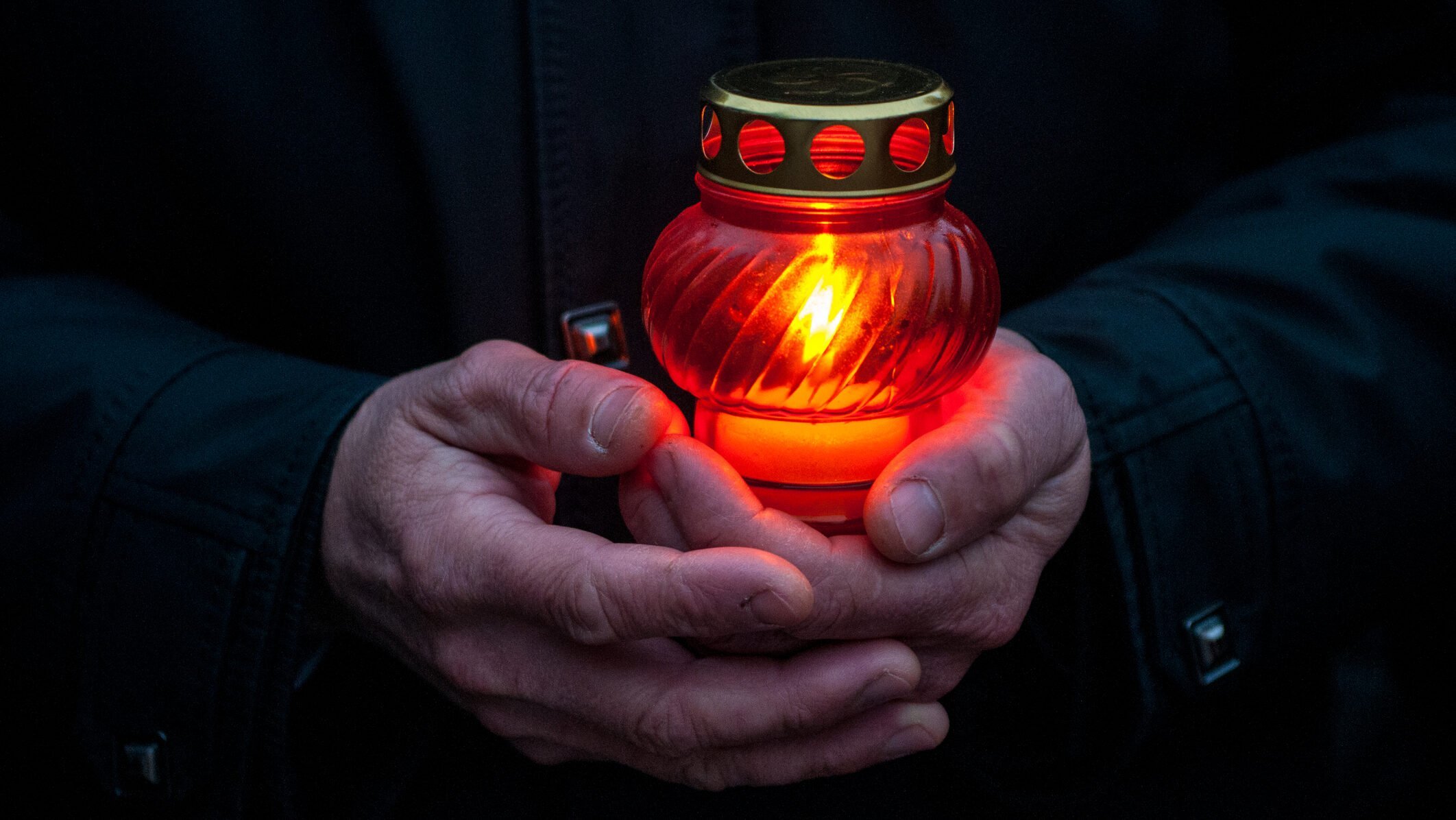 Doliu în lumea literară internațională: a murit Antonio Lobo Antunes, maestrul cuvântului în limba portugheză Poate unul dintre cei mai respectați și influenți scriitori contemporani ai limbii portugheze, Antonio Lobo Antunes, a încetat din viață, lăsând în urmă o moștenire literară de o valoare inestimabilă